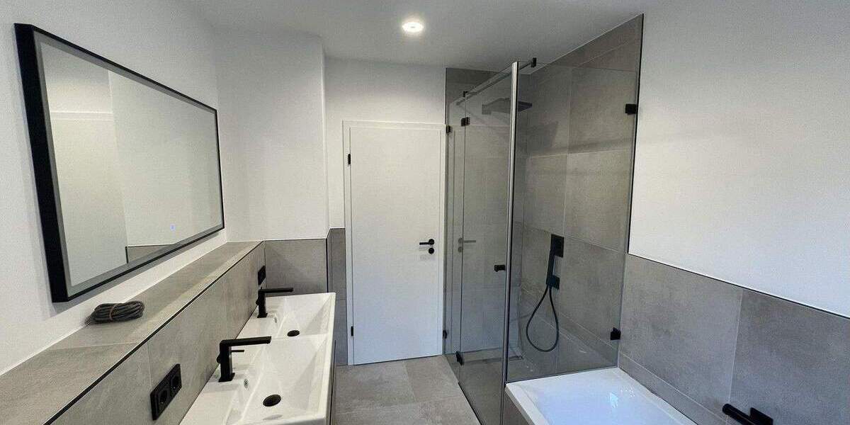 Hochwertige, energetisch sanierte 5-Zimmer-EG-Wohnung mit Balkon, Garten u. 2 Garagenstellplätzen 5 zimmer