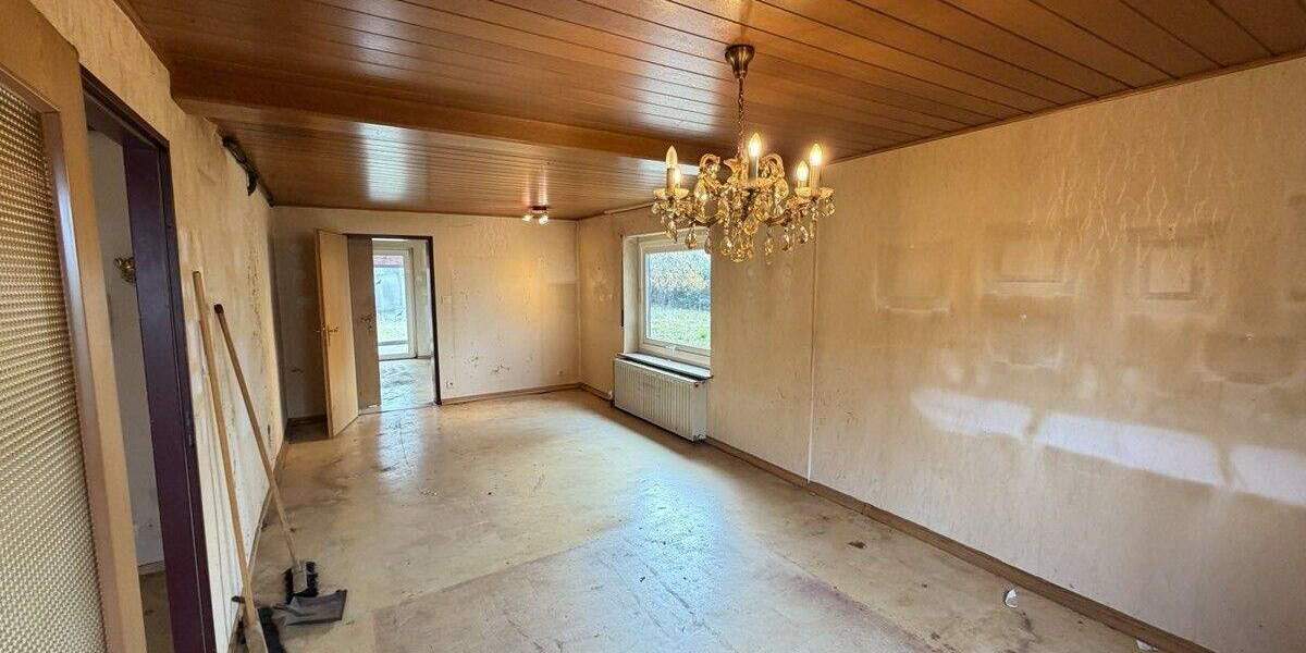 Sanierungsbedürftige Doppelhaushälfte mit 2 Garagen und großem Garten 5 zimmer