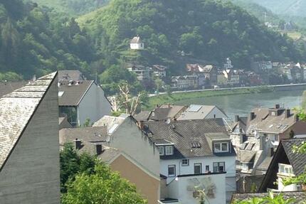 Schöne und geräumige 5-Zimmer-Wohnung mit Balkon und Burgblick in 1er Reihe 5 zimmer