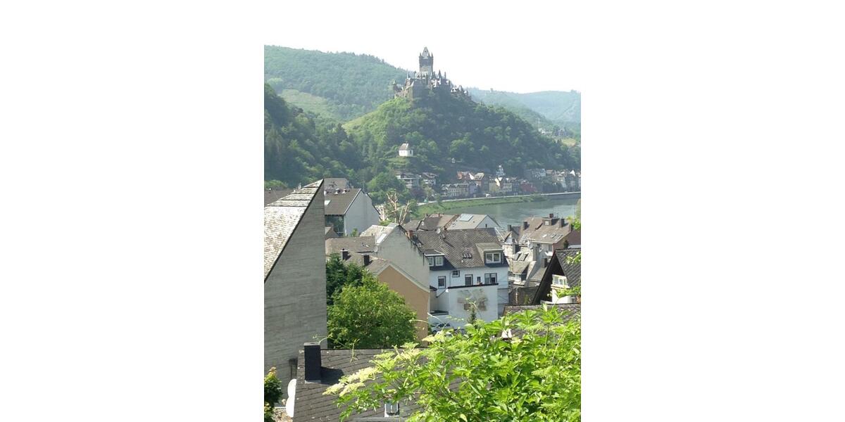 Schöne und geräumige 5-Zimmer-Wohnung mit Balkon und Burgblick in 1er Reihe 5 zimmer