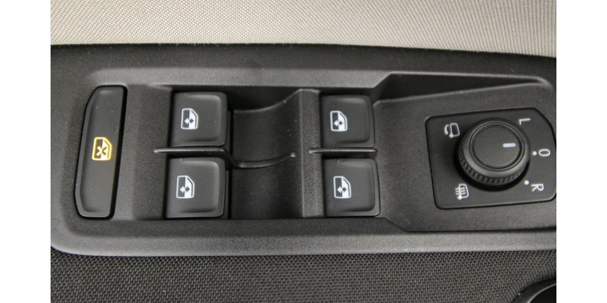 VW Touran 1.5 TSI 7-DSG Comfortline 7-SITZ+NAVI+AHK 22.923 km 32.790 &euro; Hagenow 19230