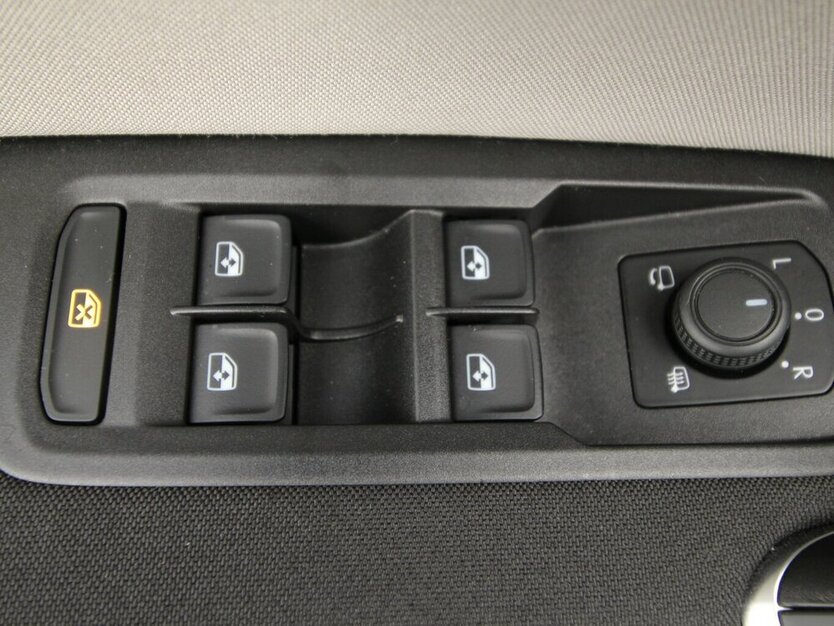 VW Touran 1.5 TSI 7-DSG Comfortline 7-SITZ+NAVI+AHK 22.923 km 32.790 € Hagenow 19230