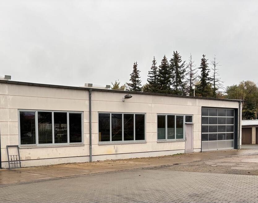 Werkstatt Halle zu vermieten – ca. 200 m² – mit großem Rolltor zimmer