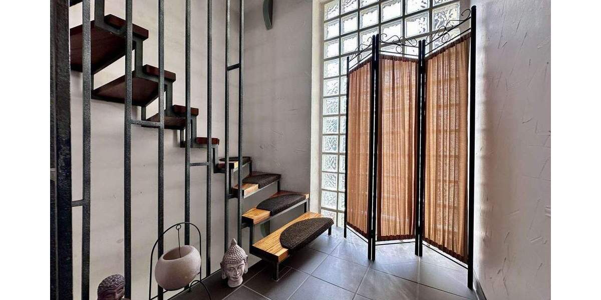 ?? Frankfurt-Goldstein: Gepflegtes 2-Familienhaus mit Garten, Garagen & Bonus zimmer