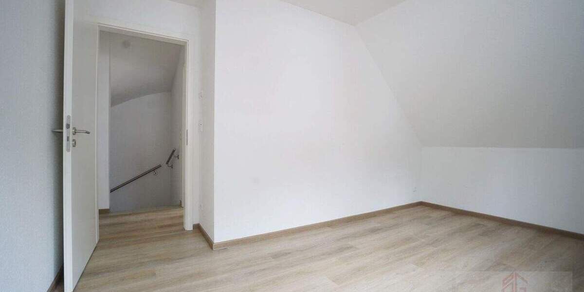 IMMOBILIEN GUMNIOR präsentiert: neuwertige Doppelhaushälfte in Emsbüren mit Garten und Carport 4 zimmer