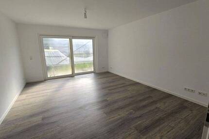 Doppelhaushälfte kernsaniert und energieeffizient mit Garage und Stellplätzen in Römerberg 3 zimmer