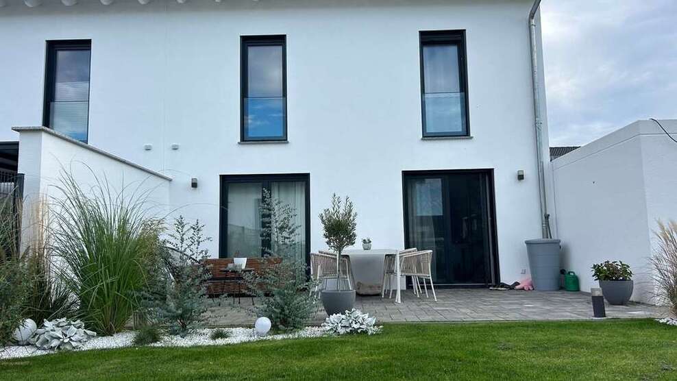 Haus zum Mieten in Borna 1.690 € 135 m²