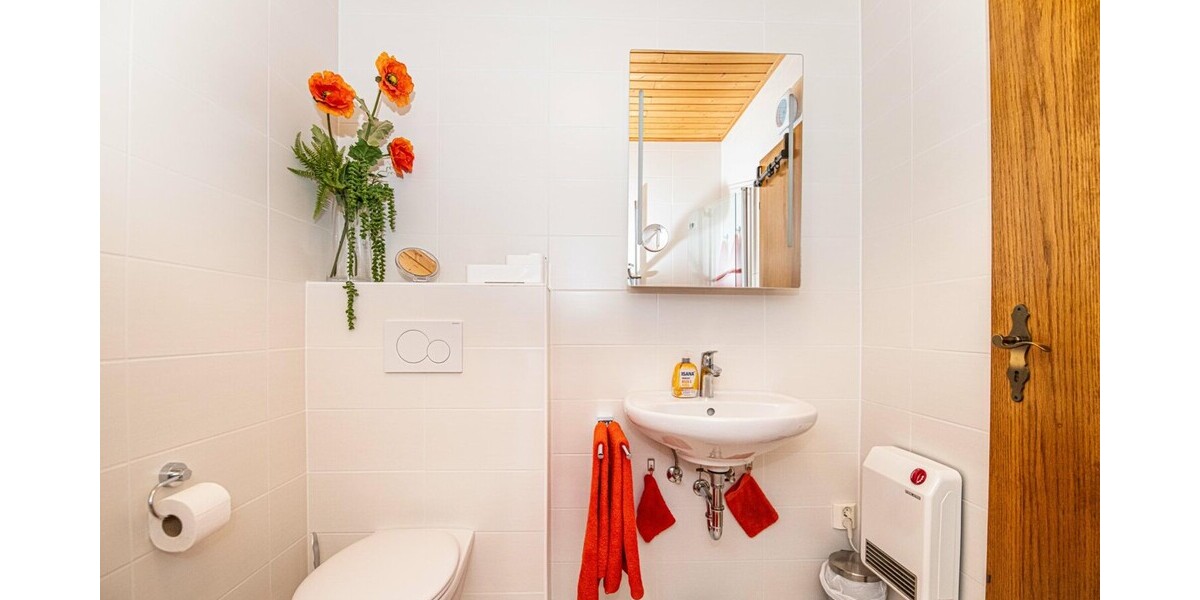Gepflegtes Dachgeschoss mit Blick ins Grüne und Wohlfühlambiente - Dachgeschoßwohnung Neukirchen beim Heiligen Blut | Angebot:26770275