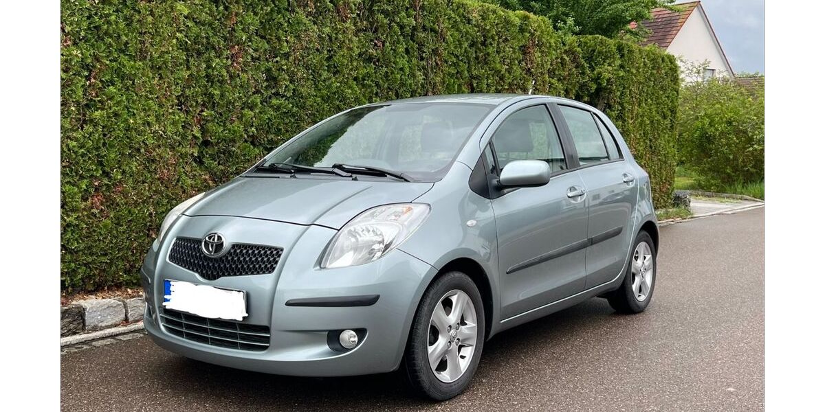 Toyota Yaris 65.000 km 4.600 &euro; Sachen bei Ansbach 91623