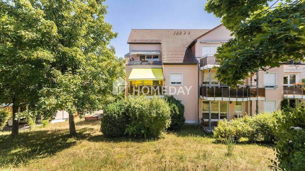 Modernisiert & sehr gepflegt: Dachgeschoßwohnung mit 3 Zimmern, EBK und Stellplatz in ruhiger Lage