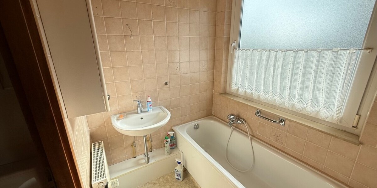 Schwalbach: Ruhig wohnen am Grüngürtel – Bungalow mit großem Garten und vielseitigem Raumangebot - Einfamilienhaus Schwalbach | Angebot:26534677