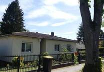 Hermsdorf! Gepflegter Massivbungalow in idyllischer Fließtallage mit zwei Garagen