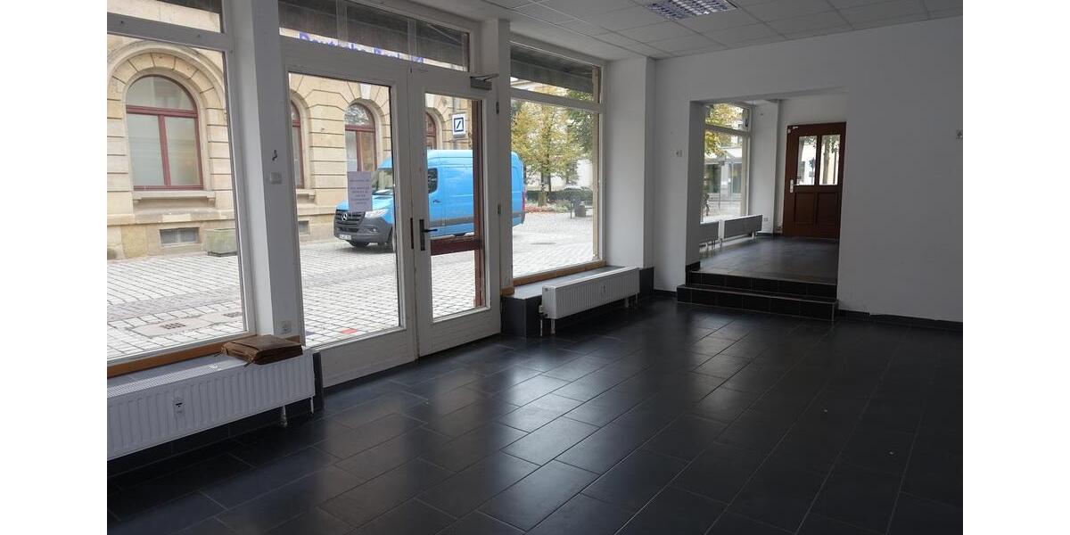 Ladengeschäft im Eingangsbereich zur Fußgängerzone zimmer