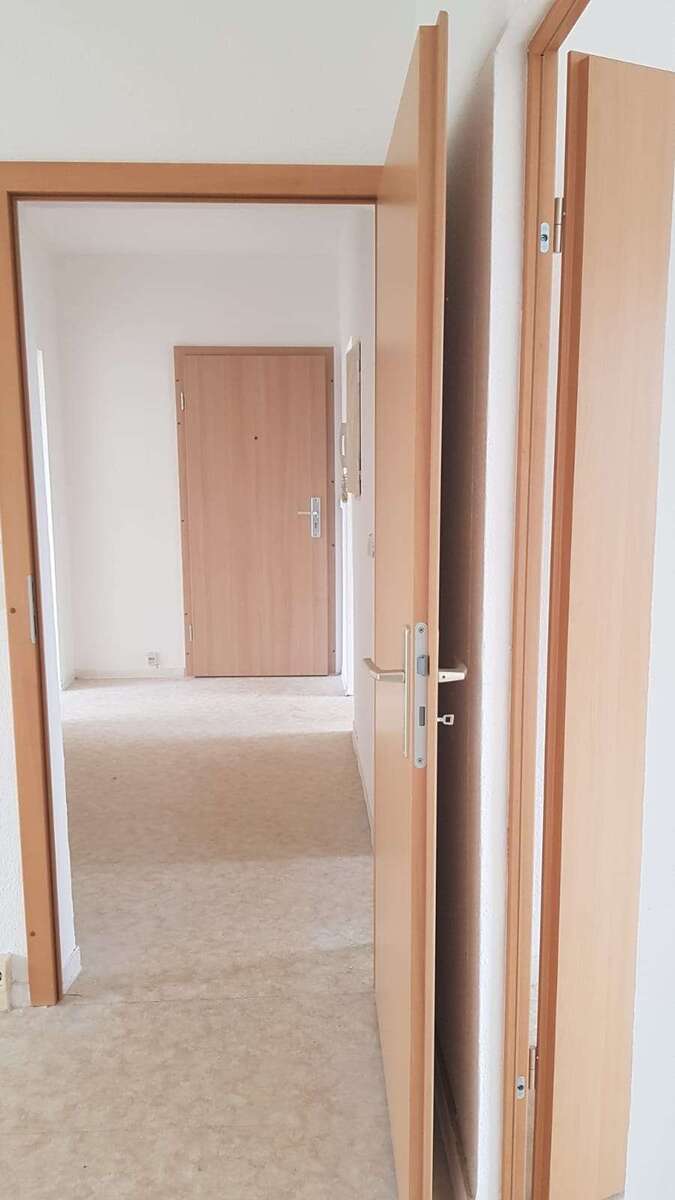 NEU -frisch renoviert. Gut geschnittene 4 Zimmer mit Balkon und Einbauküche! 4 zimmer