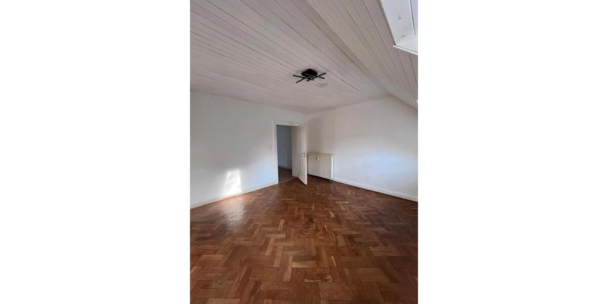 Dachgeschoßwohnung Hennef (Sieg) - 3 Zimmer, 120 m&sup2;, 1.200&euro; | Angebot:26286790