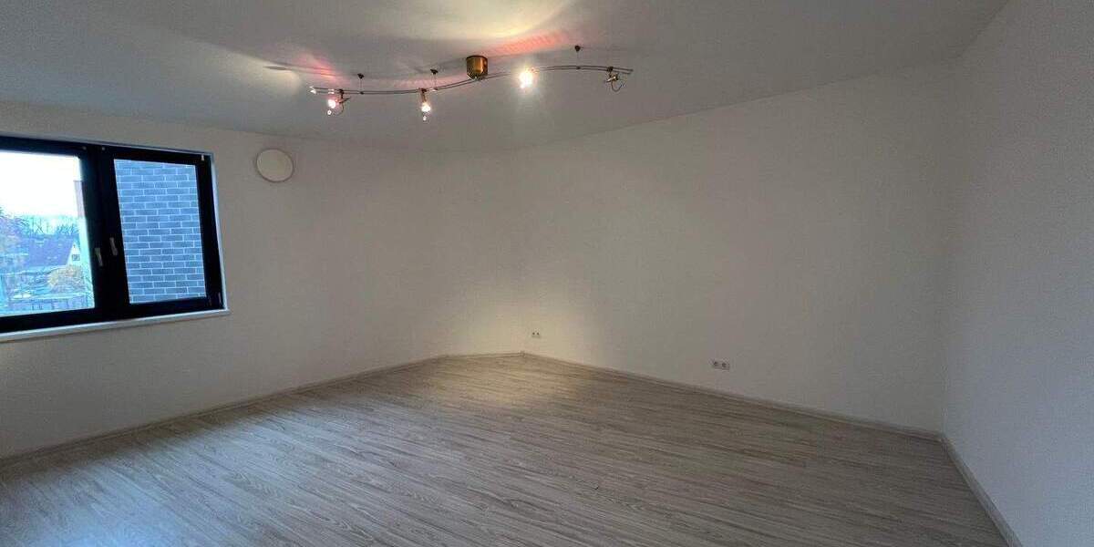 Renovierte, großzügige Wohnung mit 2 Zimmern, Fahrstuhl und guter Infrastruktur 2 zimmer