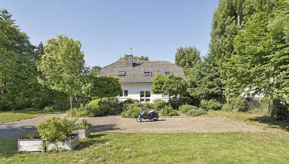 Zweifamilienhaus und Bungalow auf 2.412m² Traumgrundstück in Ratingen