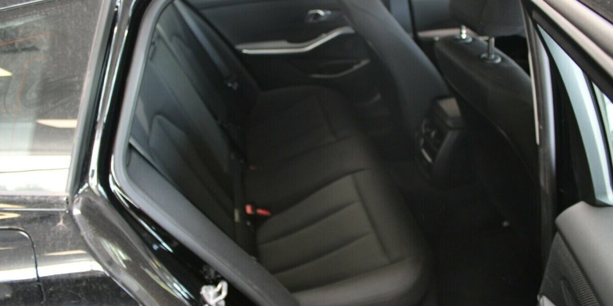 BMW 318 318i Touring Aut. 14.450 km 28.980 &euro; Euskirchen 53881