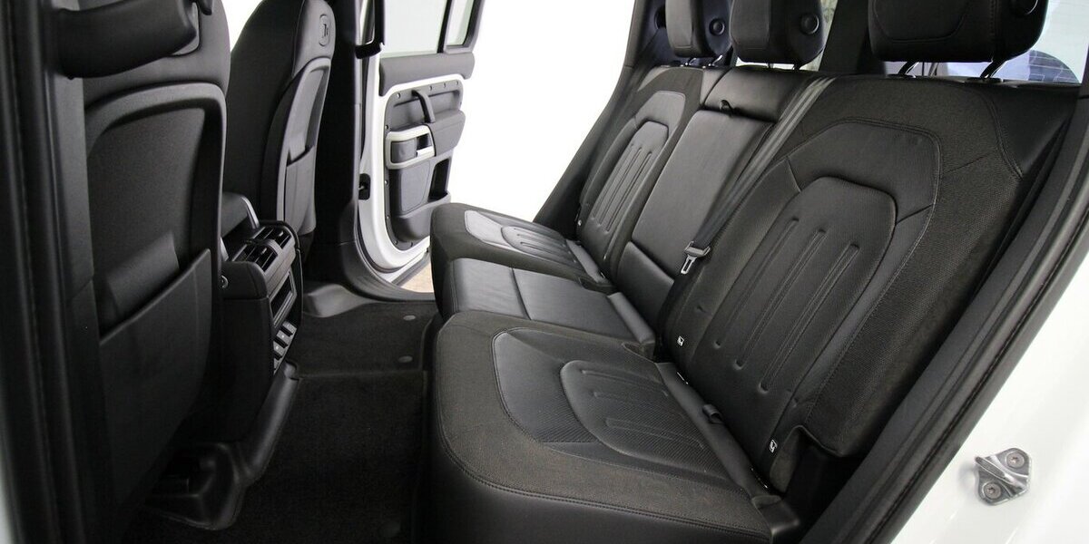 Land Rover Defender D240 2.0 SE AWD LED+AHK+PANO+MEMORY+ACC 72.263 km 43.911 &euro; Hagenow 19230