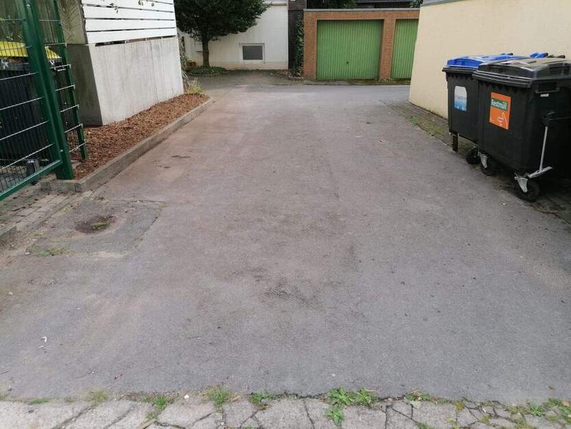 5-Zimmerwohnung, vermietet, renovierungsbedürftig 5 zimmer