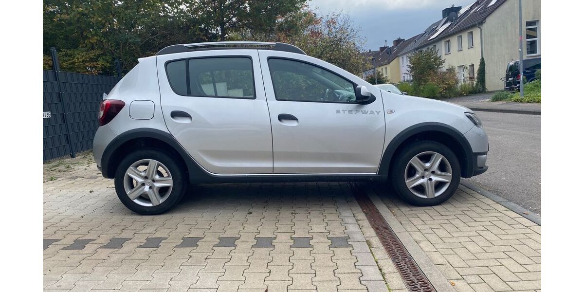 Dacia Sandero 99.000 km 4.999 &euro; Köln 51107