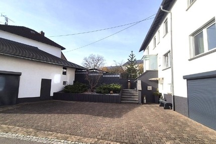 Wohnen für zwei Generationen: Poolbereich mit Außenbar & barrierefreiem EG 9 zimmer