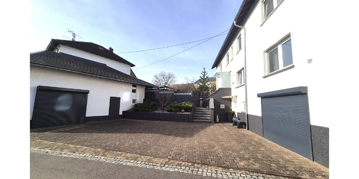 Wohnen für zwei Generationen: Poolbereich mit Außenbar & barrierefreiem EG 9 zimmer