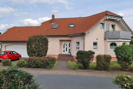 Repräsentatives Anwesen mit sep. Einliegerbereich und viel Platz in ruhiger, naturnaher Lage 5 zimmer