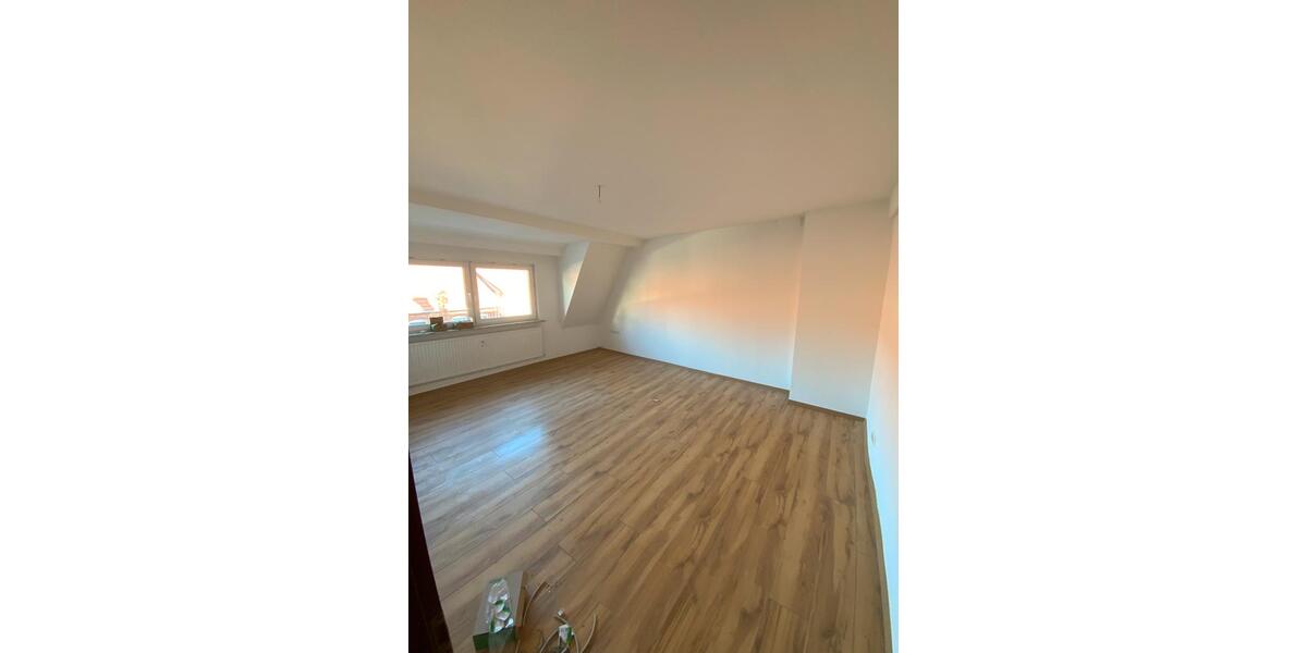 Kernsaniert & lichtdurchflutet: Großzügige Dachgeschosswohnung 3 zimmer