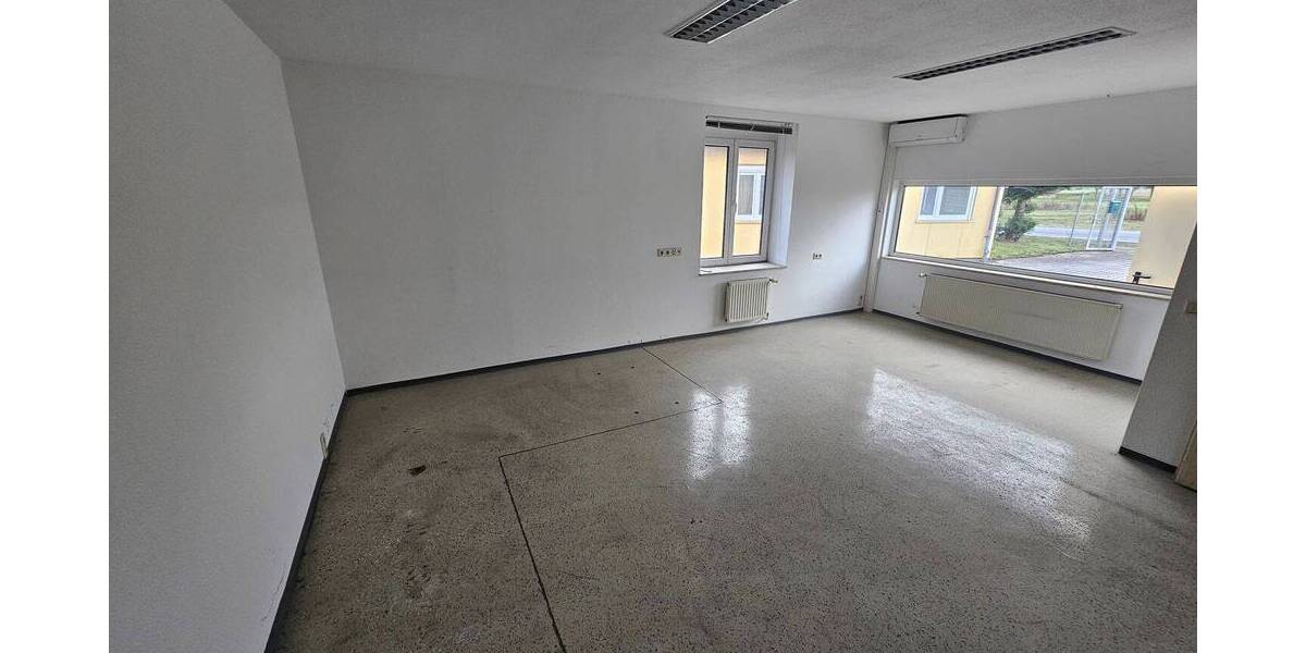 Pfeilerfreie Lagerhalle mit 2 Rolltoren, Büro, Lager, Teeküche, WC & zusätzl. Freifläche zimmer