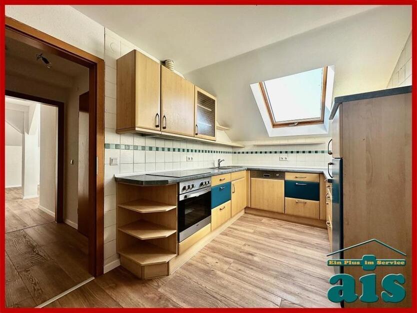 ais-GmbH bietet an: Renovierte 4 Zimmer Wohnung in der Südstadt.