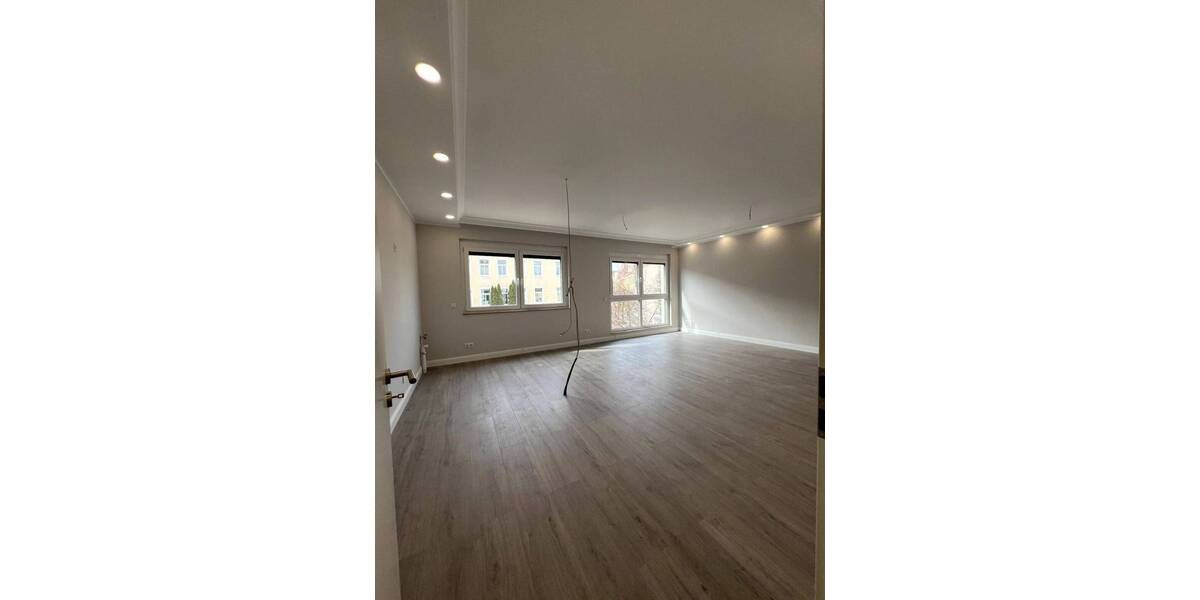 Exklusive Eigentumswohnung inkl. sehr hochwertiger Einbauküche und großem Balkon, optional Stellplatz 3 zimmer