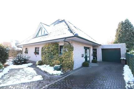 Schickes, topgepflegtes Zweifamilienhaus mit Garagen- und Geräteanbau sowie schönem Garten 8 zimmer