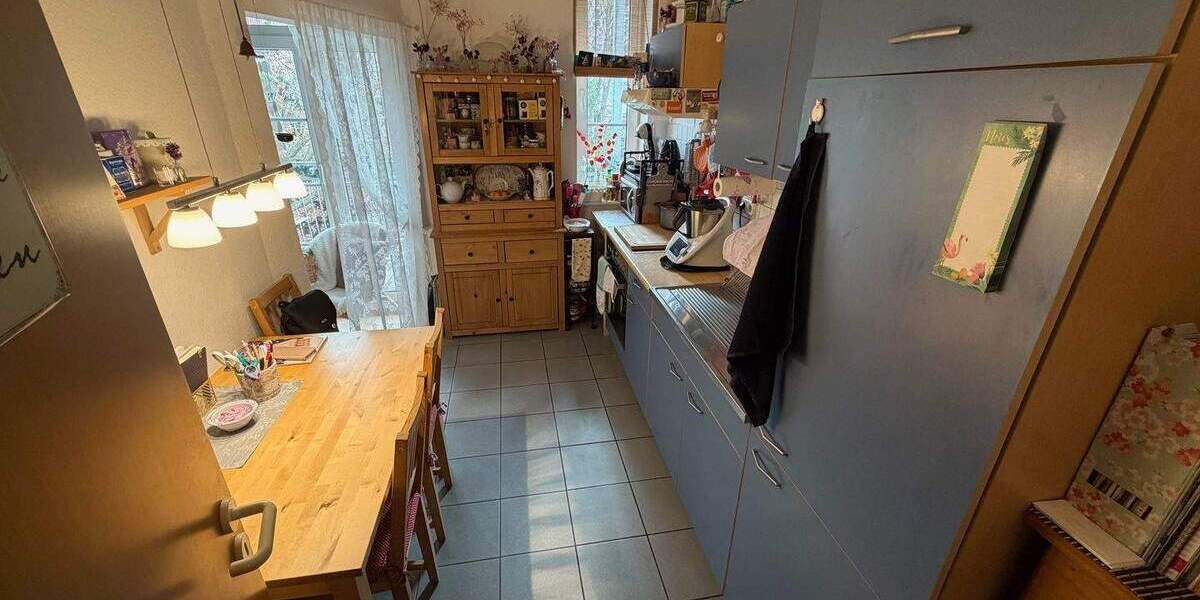 2 Raum Wohnung mit Balkon Einbauküche Parkett Eckwanne in der Fritz-Büchner-Straße 2 zimmer