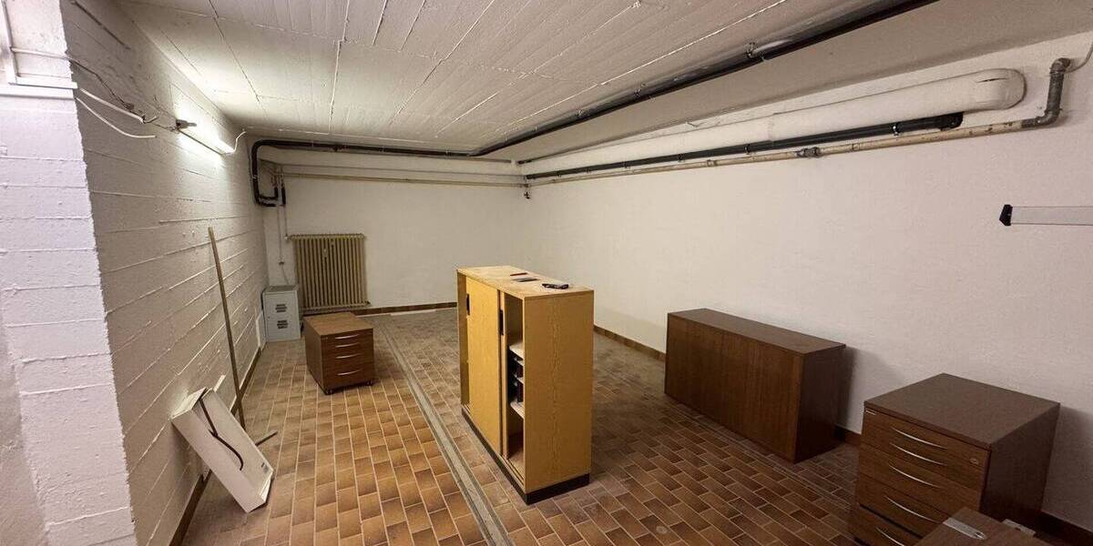 Gewerbeobjekt Kirchhain - 7 Zimmer, 341 m&sup2;, 3.000&euro; | Angebot:26092897