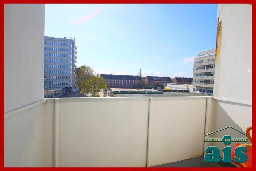 ais GmbH bietet an: 3 Zimmer Wohnung mit Balkon und Einbauküche!