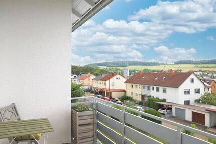Aussicht und Infrastruktur - Attraktive, modernisierte 3-Zimmer-Wohnung mit Balkon