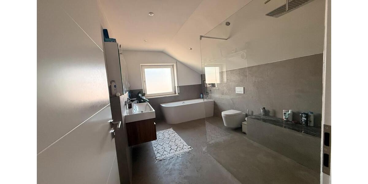 Freistehender Einfamilienhaus mit ausgebauten Keller Studio 5 zimmer