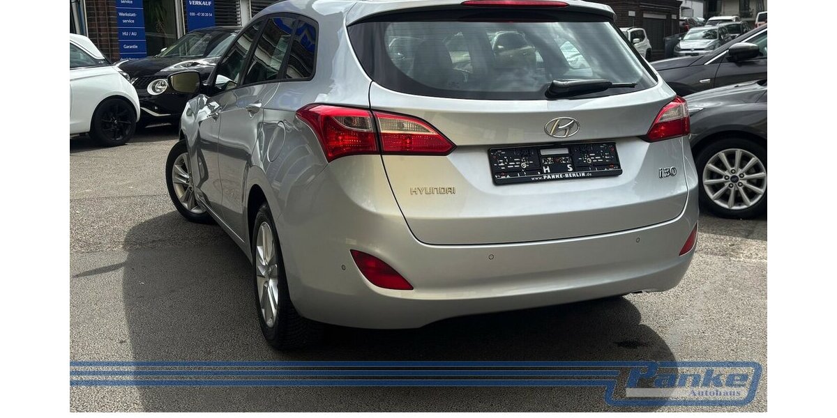 Hyundai i30 FIFA World Cup Edition*NAV*SHZ*StandH*R-CAM* 49.964 km 9.990 &euro; Berlin 13187