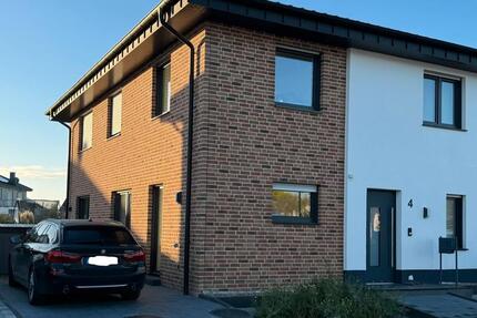Moderne Doppelhaushälfte im Neubaugebiet mit Garten zimmer