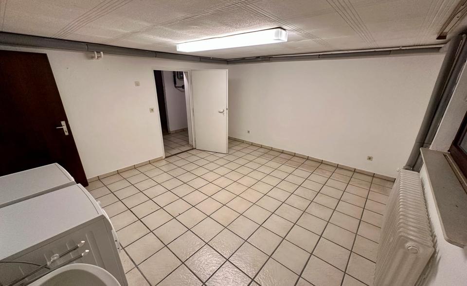 Großz.EFH, Nettokaltmiete 1.350,-€mtl. o. Kaufpreis. 285.000,-€ 5.5 zimmer