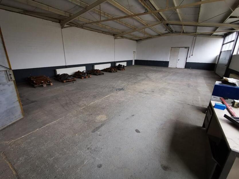 Halle Werkstatt Lagerhalle Produktion mit Büro und Sanitär zimmer