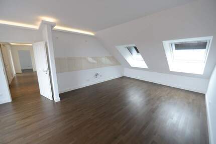 Jetzt aber! Schickes Dachgeschoss + Parkett + Fußbodenheizung + Loggia + tolles Bad + LED-Licht 4 zimmer