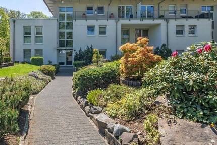 Hochwertige Penthouse-Wohnung mit großem Balkon und Kfz-Stellplätzen 3 zimmer