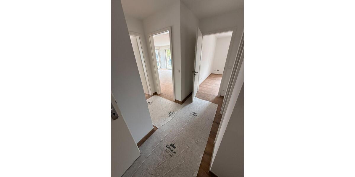 Erdgeschoßwohnung Dresden Klotzsche - 4 Zimmer, 100 m&sup2;, 1.750&euro; | Angebot:26477172
