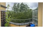 Helle 2-Zimmer-Wohnung mit Balkon, umgeben von Parks