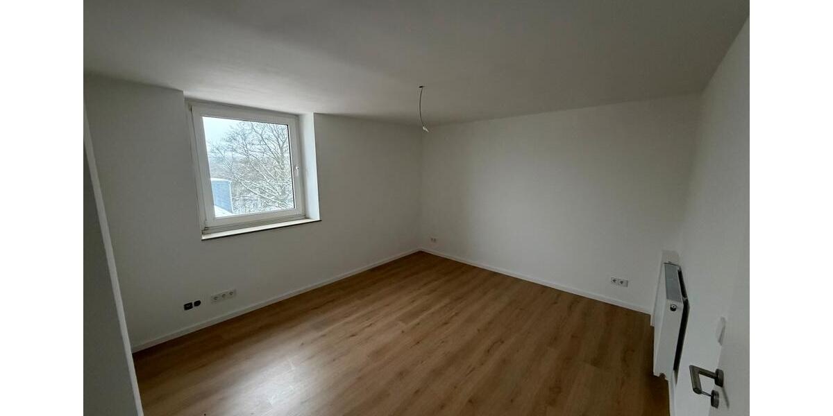 Etagenwohnung Solingen - 4 Zimmer, 100 m&sup2;, 1.000&euro; | Angebot:25047334