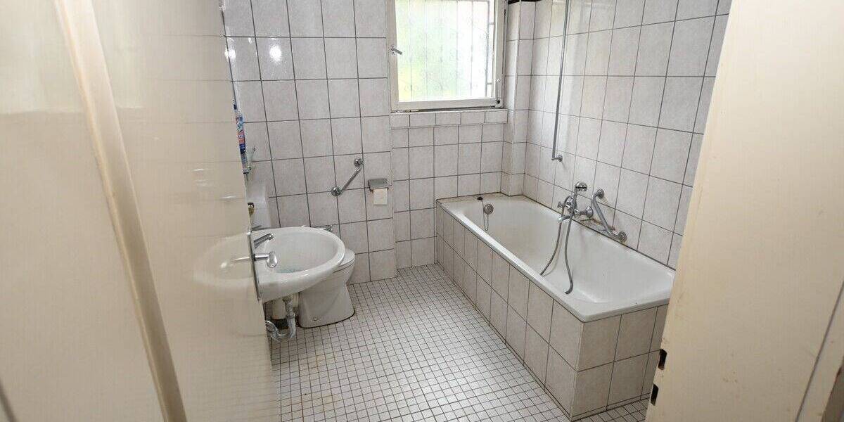 Renovierungsbedürftige Doppelhaushälfte in Saarbrücken am Bellevue zu verkaufen 5 zimmer