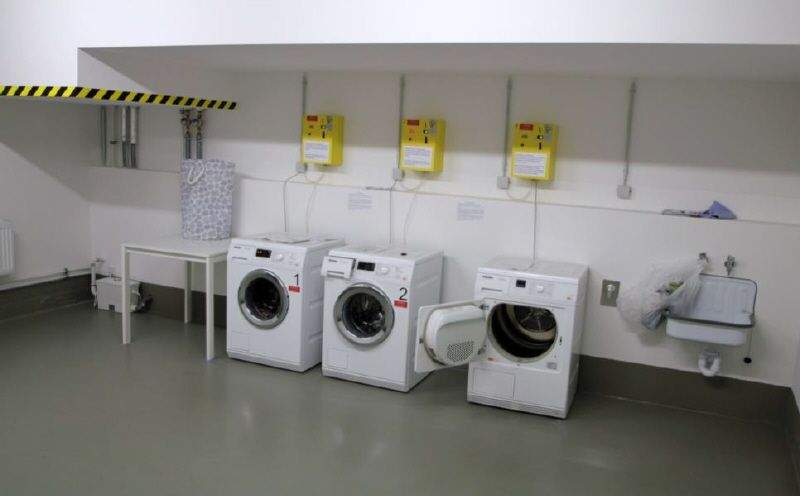 2 ZIMMER APARTMENT MIT EINBAUKÜCHE IM DACHGESCHOSS... 2 zimmer