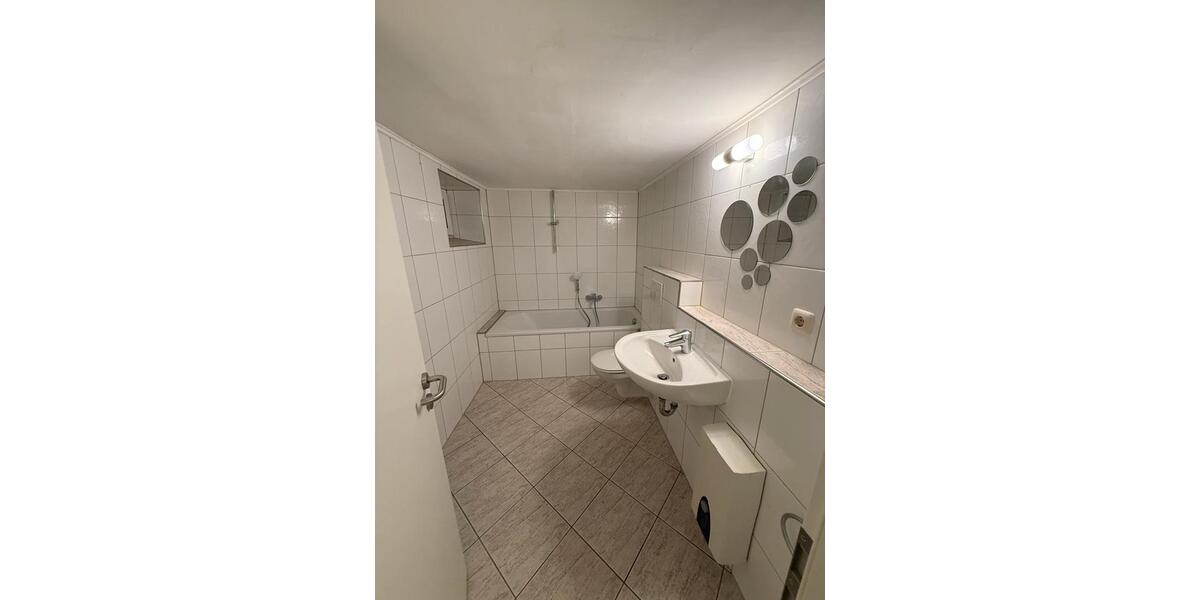 Kleine Kellerwohnung 37,5 m2 1 Zi. + Wohnküche und Bad 2 zimmer